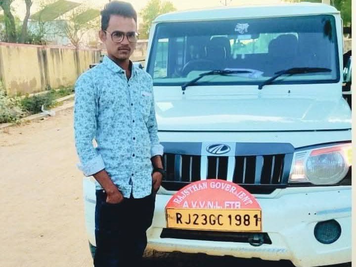कृष्ण कुमार दो बहनों में इकलौता भाई था।