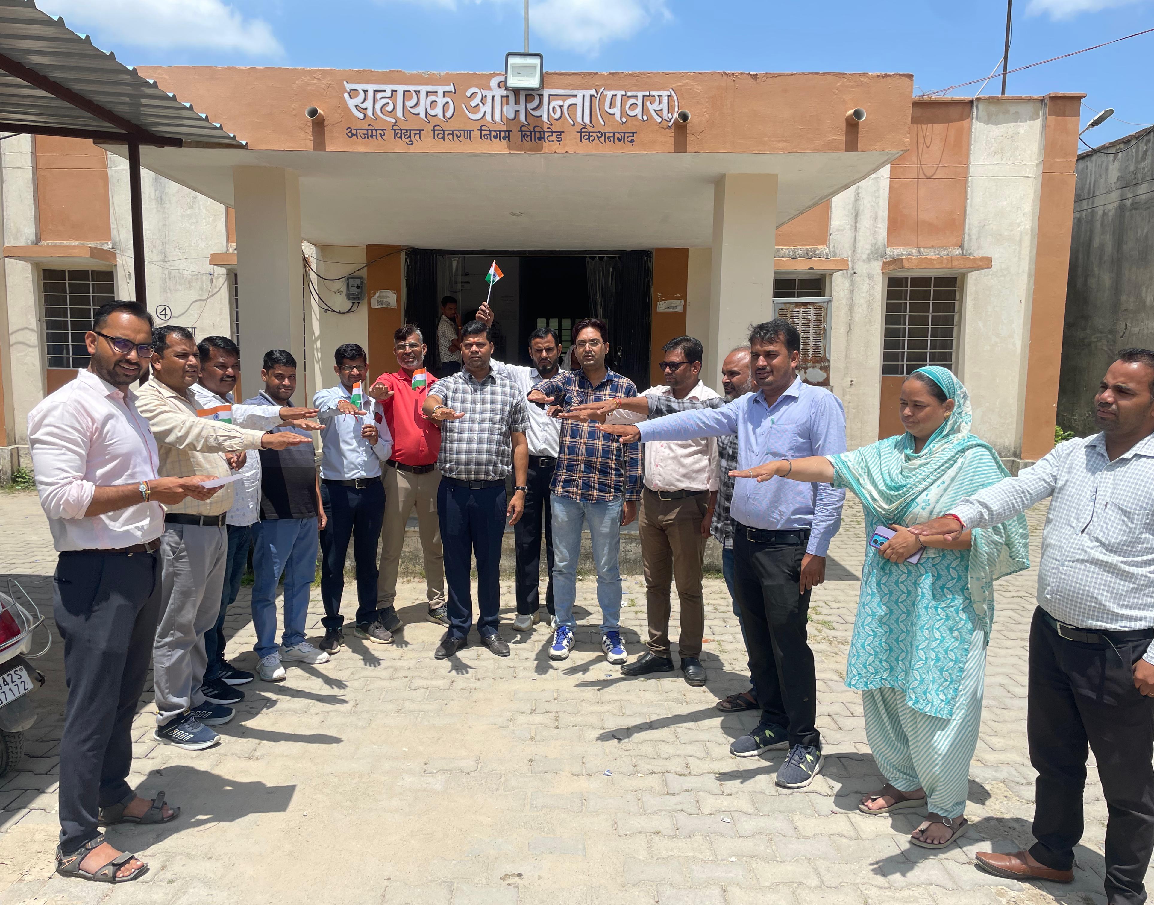 जल संसाधन विभाग के सहायता अभियंता कार्यालय किशनगढ़ में दिलाई गई शपथ।