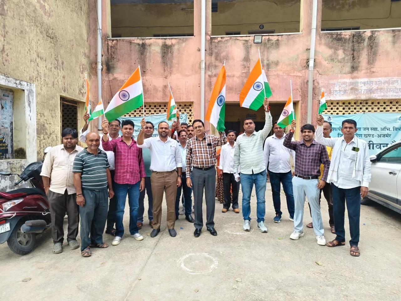 जल संसाधन विभाग के एक्सईएन कार्यालय में दिलाई गई शपथ।