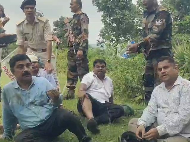 जख्मी पदाधिकारी।