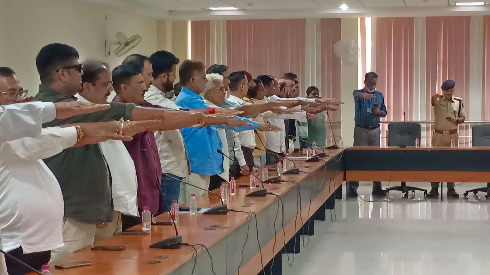 रीट सभागार में एडीएम गजेन्द्रसिंह राठौड़ ने दिलाई शपथ।