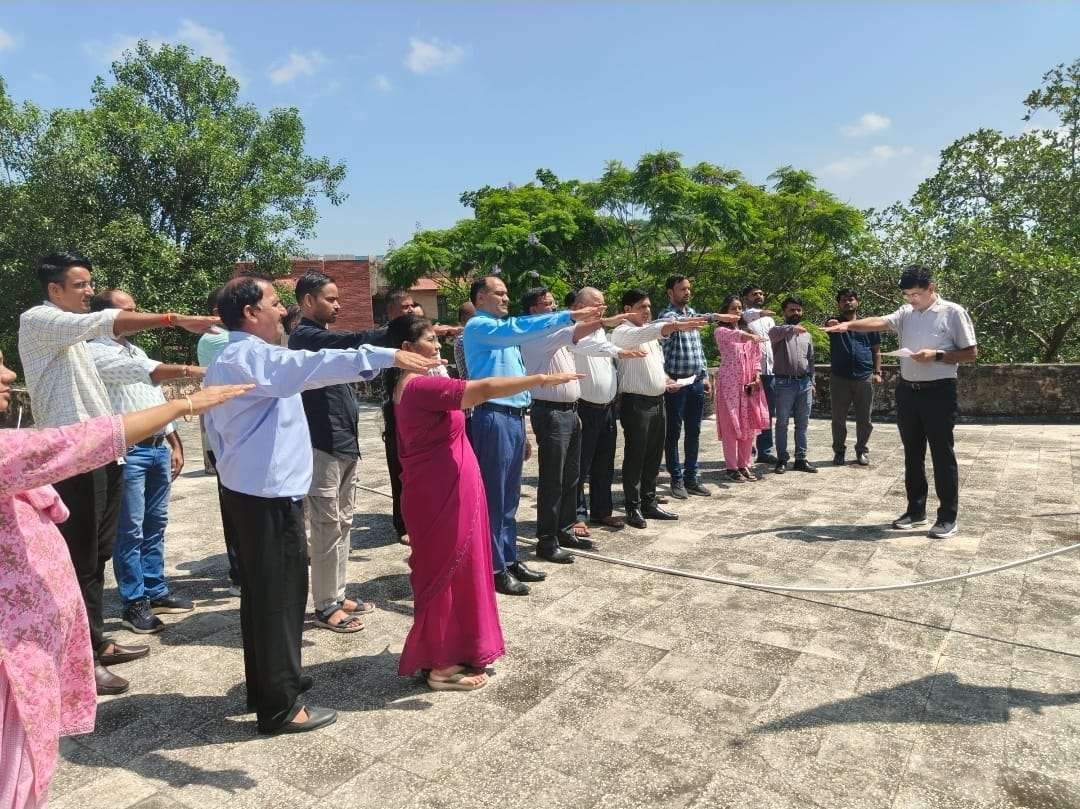 सहकारिता विभाग में दिलाई गई शपथ।