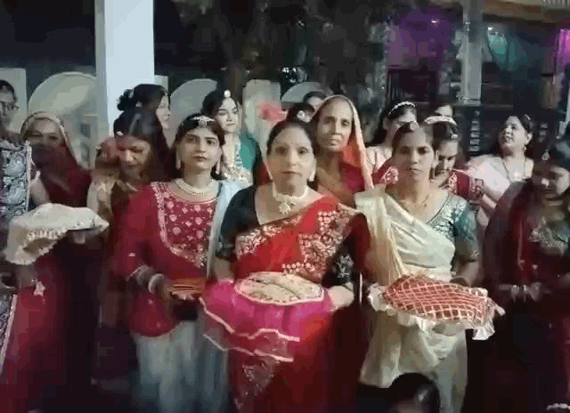 बड़ी संख्या में महिलाएं हाथों में थाल लेकर पूजन करने पहुंची।