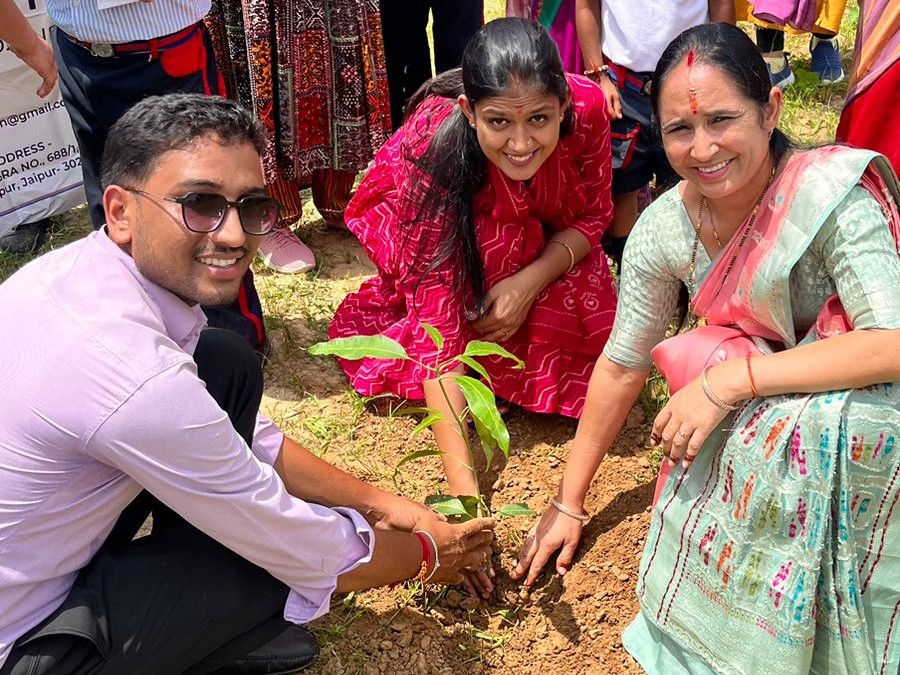 कार्यक्रम में रियासत फाउंडेशन की निदेशिका संगीता सैनी और सीनियर मैनेजर रुपल शर्मा मौजूद रहीं।