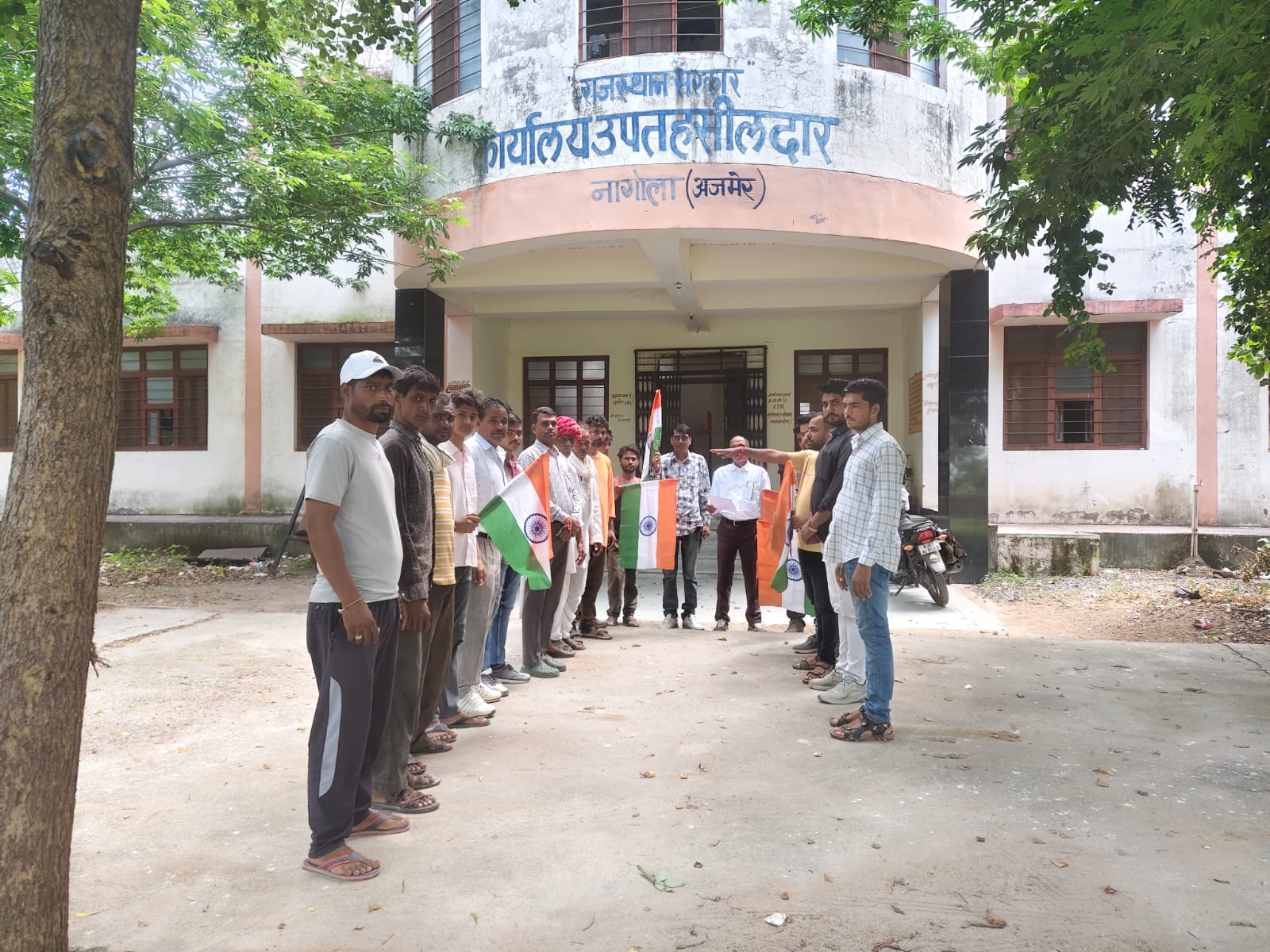 कार्यालय उपतहसीलदार में दिलाई गई शपथ।