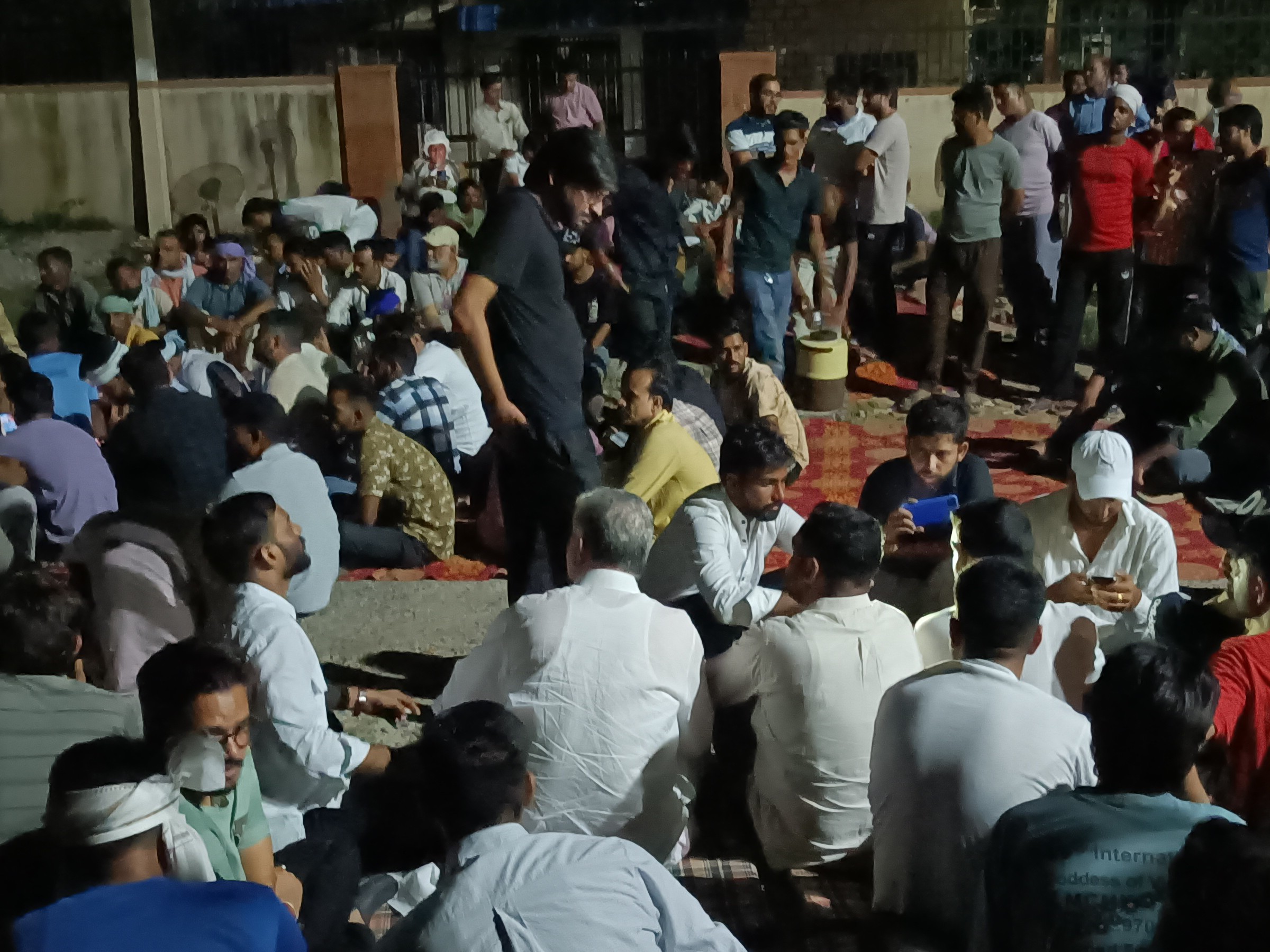डिस्कॉम के सामने लोग रातभर धरने पर बैठे रहे, लेकिन को भी अधिकारी मौके पर नहीं पहुंचा।