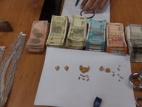 आरोपियों के पास से कैश और जेवरात बरामद कर लिए गए हैं।