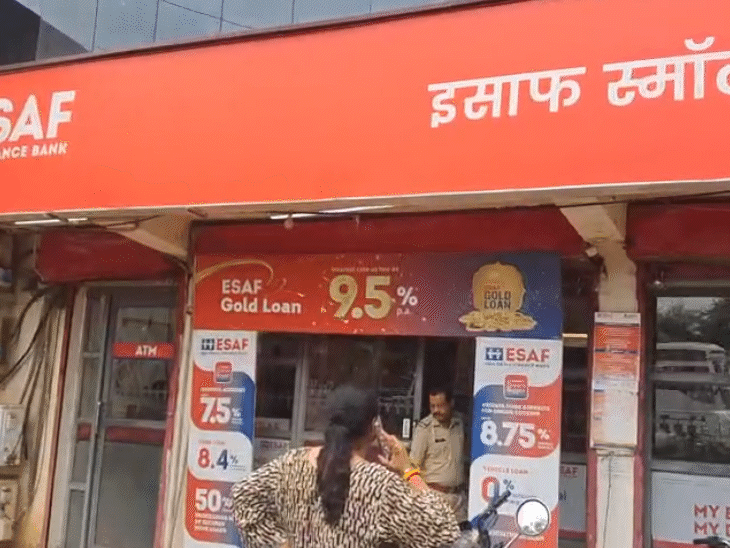 खितौला क्षेत्र के इसी बैंक में सोमवार सुबह लूट हुई।