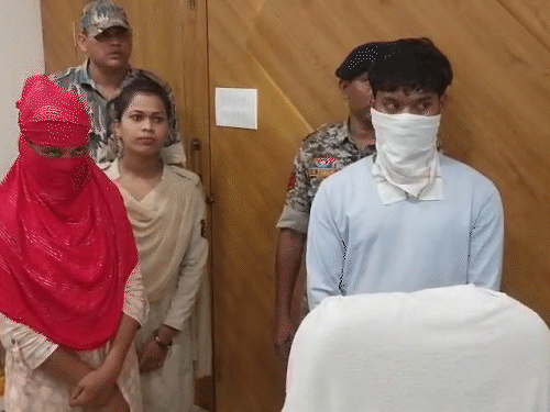 पुलिस चोरी के दोनों आरोपियों को गिरफ्तार कर थाने लेकर आई।