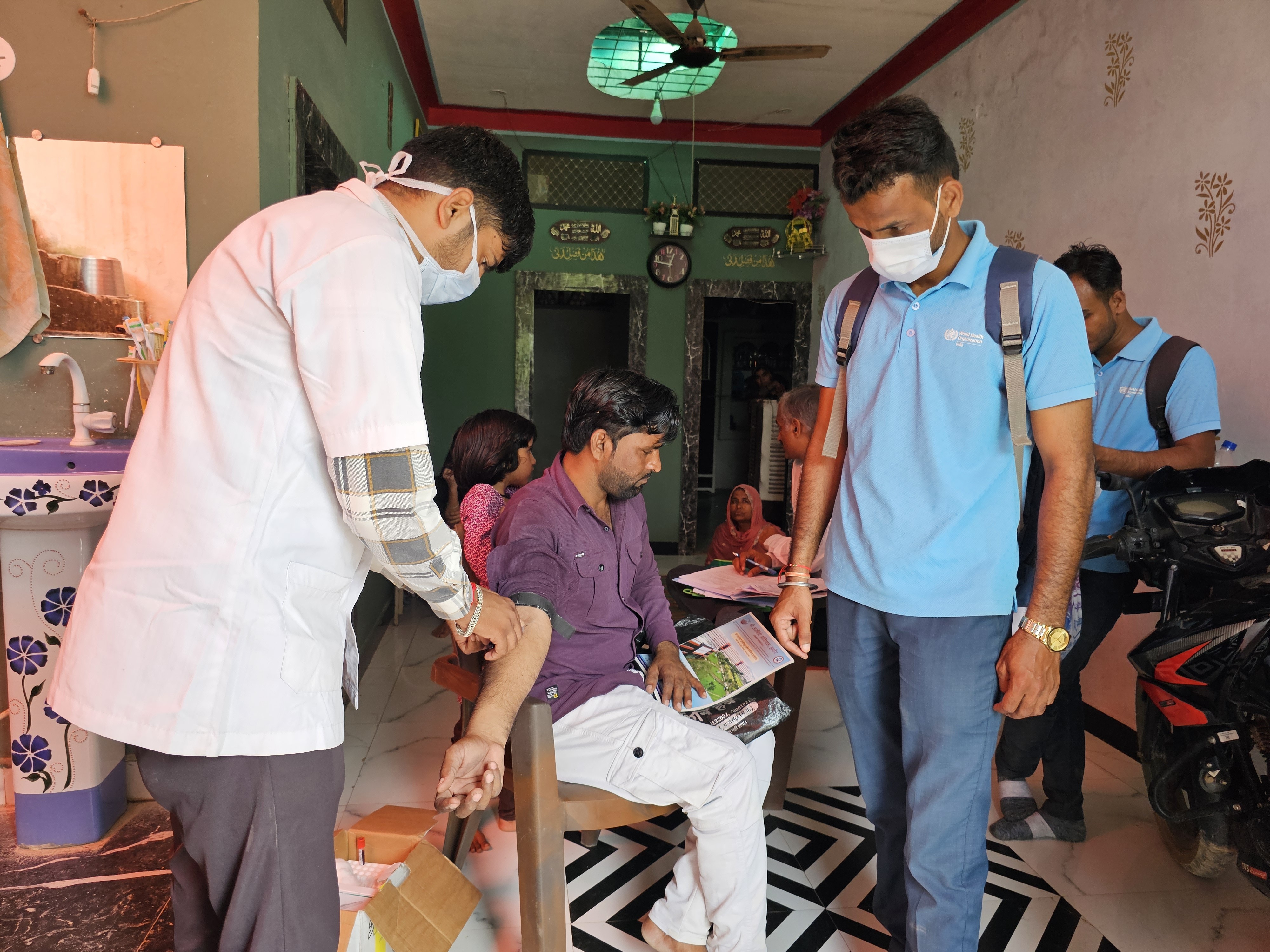 टीम ने लोगों के सैंपल लिए