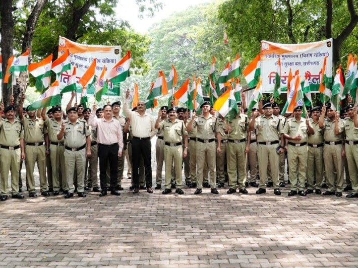 BSF जवानों ने लोगों को घर-घर तिरंगा फहराने के लिए प्रेरित किया।