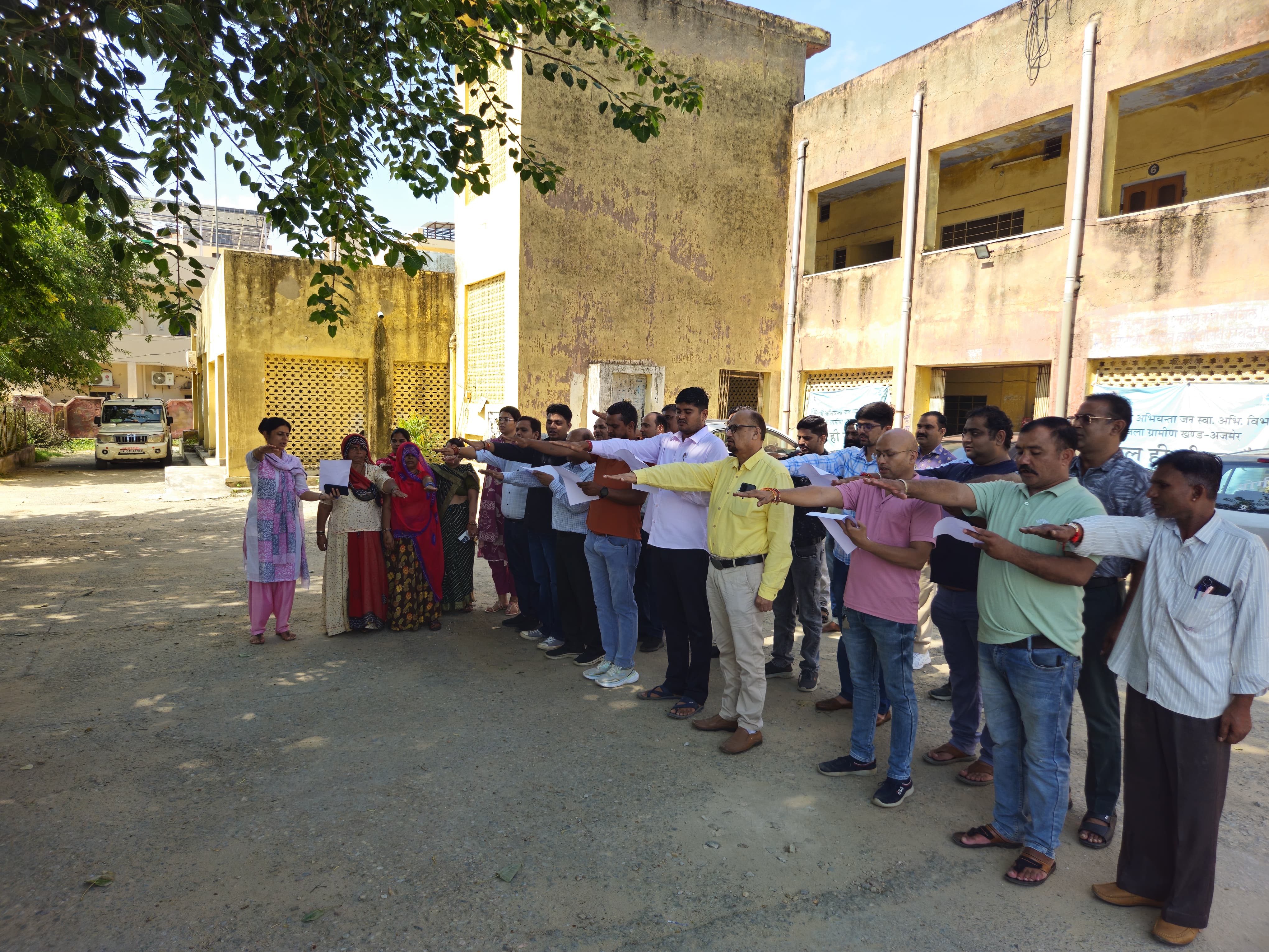 जल संसाधन विभाग के एईएन कार्यालय में दिलाई गई शपथ।