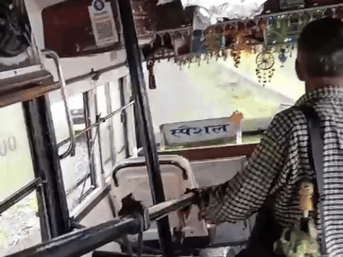 ड्राइवर की बगल वाली 3 सीटों पर ज्यादातर मलबा गिरा।