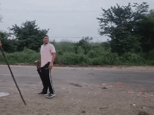 नूहमध्ये दोन गटांमध्ये हिंसक हाणामारी, दुचाकी-दुकाने जाळली: छतावरून दगडफेक, काचेच्या बाटल्या फेकल्या, 10 जण जखमी घटनास्थळावरील परिस्थिती आता पोलिसांच्या नियंत्रणाखाली आहे, परंतु वातावरण अजूनही तणावपूर्ण आहे.