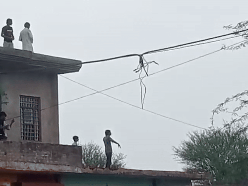 नूहमध्ये दोन गटांमध्ये हिंसक हाणामारी, दुचाकी-दुकाने जाळली: छतावरून दगडफेक, काचेच्या बाटल्या फेकल्या, 10 जण जखमी प्रकरण वाढत असताना मुलांनी छतावरून दगड फेकले.