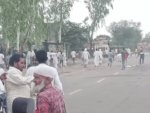 नूहमध्ये दोन गटांमध्ये हिंसक हाणामारी, दुचाकी-दुकाने जाळली: छतावरून दगडफेक, काचेच्या बाटल्या फेकल्या, 10 जण जखमी हाणामारीनंतर रस्त्यावर दगडफेक करणारे लोक.