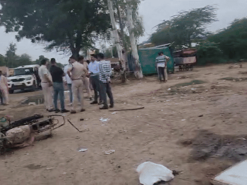 नूहमध्ये दोन गटांमध्ये हिंसक हाणामारी, दुचाकी-दुकाने जाळली: छतावरून दगडफेक, काचेच्या बाटल्या फेकल्या, 10 जण जखमी आगीनंतर दुचाकी पूर्णपणे जळून खाक झाली.