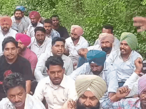 पावरकाम दफ्तर के बाहर कर्मचारियों का प्रदर्शन। - Dainik Bhaskar