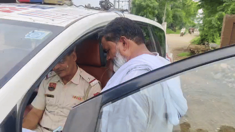 मौके पर ग्रामीणों ने बुलाई पुलिस।