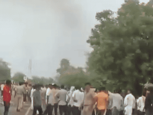 नूहमध्ये दोन गटांमध्ये हिंसक हाणामारी, दुचाकी-दुकाने जाळली: छतावरून दगडफेक, काचेच्या बाटल्या फेकल्या, 10 जण जखमी रस्त्याच्या आणि जळत्या दुचाकीच्या मध्यभागी लोक जमले.
