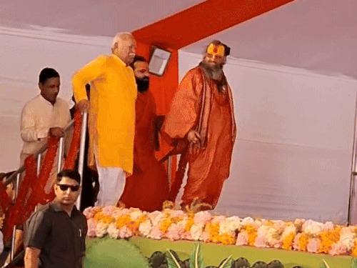 आरएसएस प्रमुख मोहन भागवत मंगलवार सुबह रैवासा धाम पहुंचे। - Dainik Bhaskar