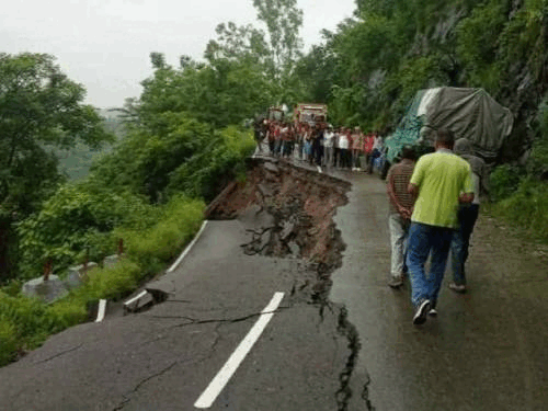 पठानकोट-भरमौर हाईवे पर धंसी सड़क का दृश्य। - Dainik Bhaskar