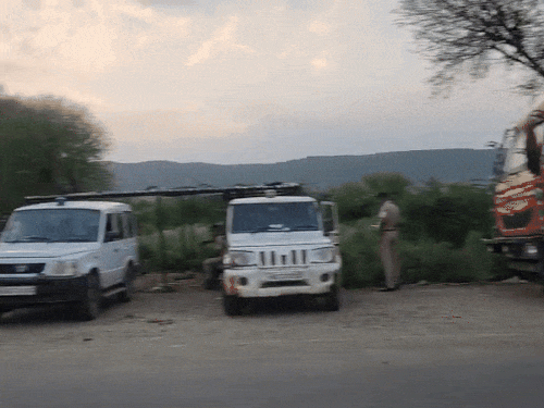नूहमध्ये दोन गटांमध्ये हिंसक हाणामारी, दुचाकी-दुकाने जाळली: छतावरून दगडफेक, काचेच्या बाटल्या फेकल्या, 10 जण जखमी या चकमकीनंतर घटनास्थळी मोठ्या प्रमाणात पोलिस बंदोबस्त तैनात करण्यात आला आहे.