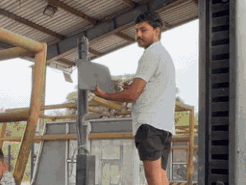 हिसार का टोल प्लाजा पर टूटा पड़ा बूथ और मेंटीनेंस का काम करते कर्मचारी।