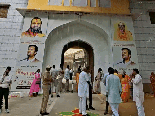 समारोह के लिए देशभर से भक्तों के पहुंचने का सिलसिला जारी है। स्थानीय लोगों ने बताया कि वे इस कार्यक्रम को लेकर खासा उत्साहित हैं। ये धाम उनकी आस्था का प्रतीक है।