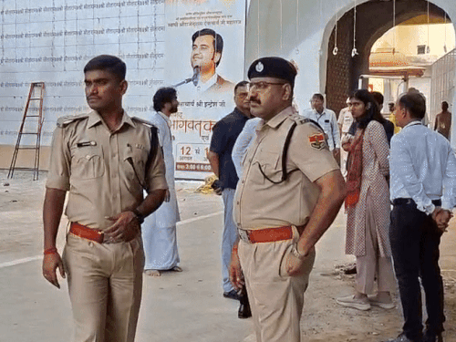 सीकर एसपी प्रवीण नूनावत सहित जिला प्रशासन के बड़े अधिकारी मंगलवार सुबह कार्यक्रम स्थल पहुंचे।