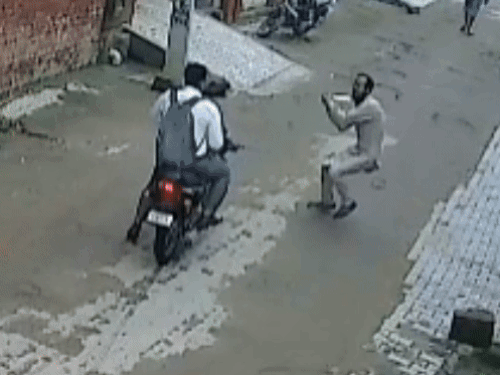 वकील पर तलवार से हमला करते हुए पड़ोसी। - Dainik Bhaskar