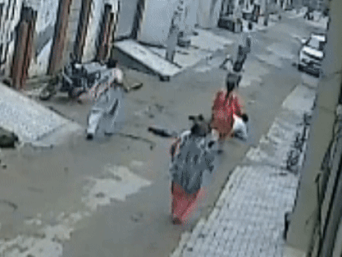 वकील की पत्नी और मां पर वार करते हुए पड़ोसी।