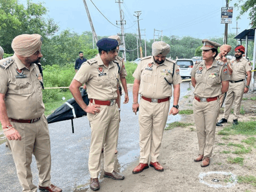 मुठभेड़ के बाद जांच करती पुलिस। - Dainik Bhaskar