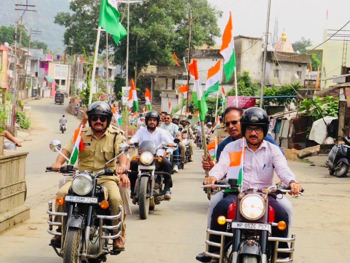 स्वच्छता और देशभक्ति का संदेश लेकर निकले कर्मचारी। - Dainik Bhaskar