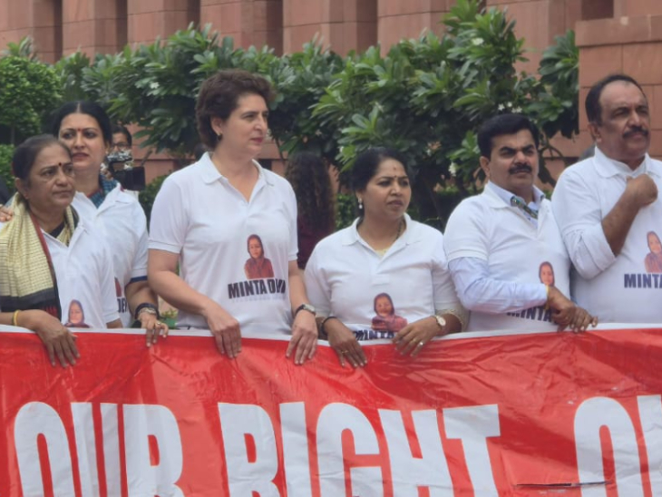 वोटर लिस्ट रिविजन में गड़बड़ी के खिलाफ संसद में प्रदर्शन करते विपक्ष के सांसद।