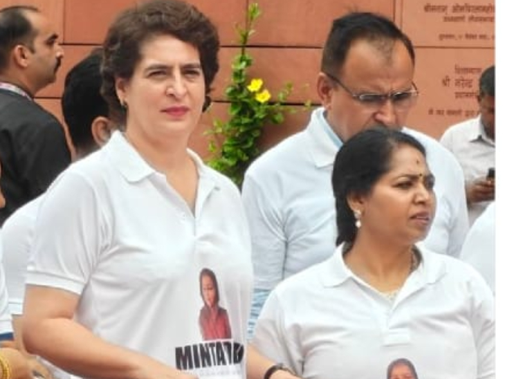 Priyanka Gandhi demonstrated outside Parliament wearing a T-shirt with a photo in the name of Minta Devi.