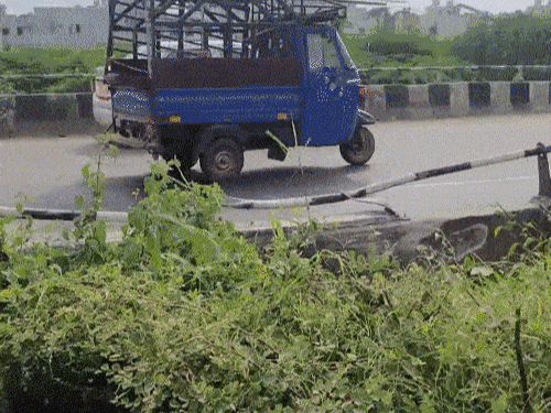 पुल के बीच बने गैप से कार सीधे 40 फीट नीचे गिर गई थी।