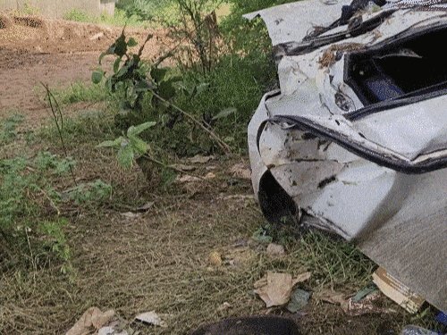 पुलों के बीच गैप से कार नीचे गिरी थी। कार के परखच्चे उड़ गए थे।