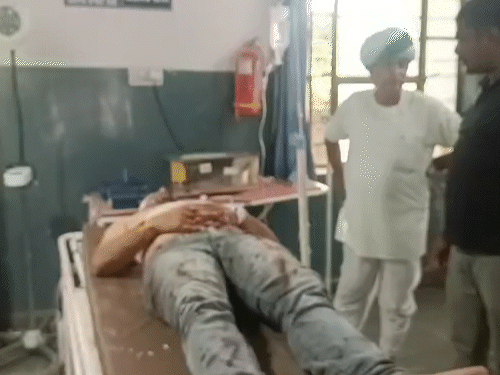 गंभीर घायल युवक को इलाज के लिए उदयपुर रेफर किया गया है।