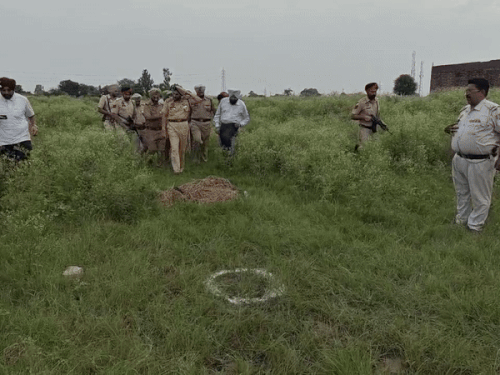 मौके पर जायजा लेते हुए पुलिस कमिश्नर गुरप्रीत सिंह भुल्लर। - Dainik Bhaskar