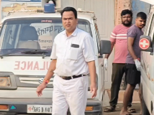 धमतरी के ढाबे के पास घटनास्थल पर पहुंचकर जांच करती हुई पुलिस, एंबुलेंस भी मौजूद।