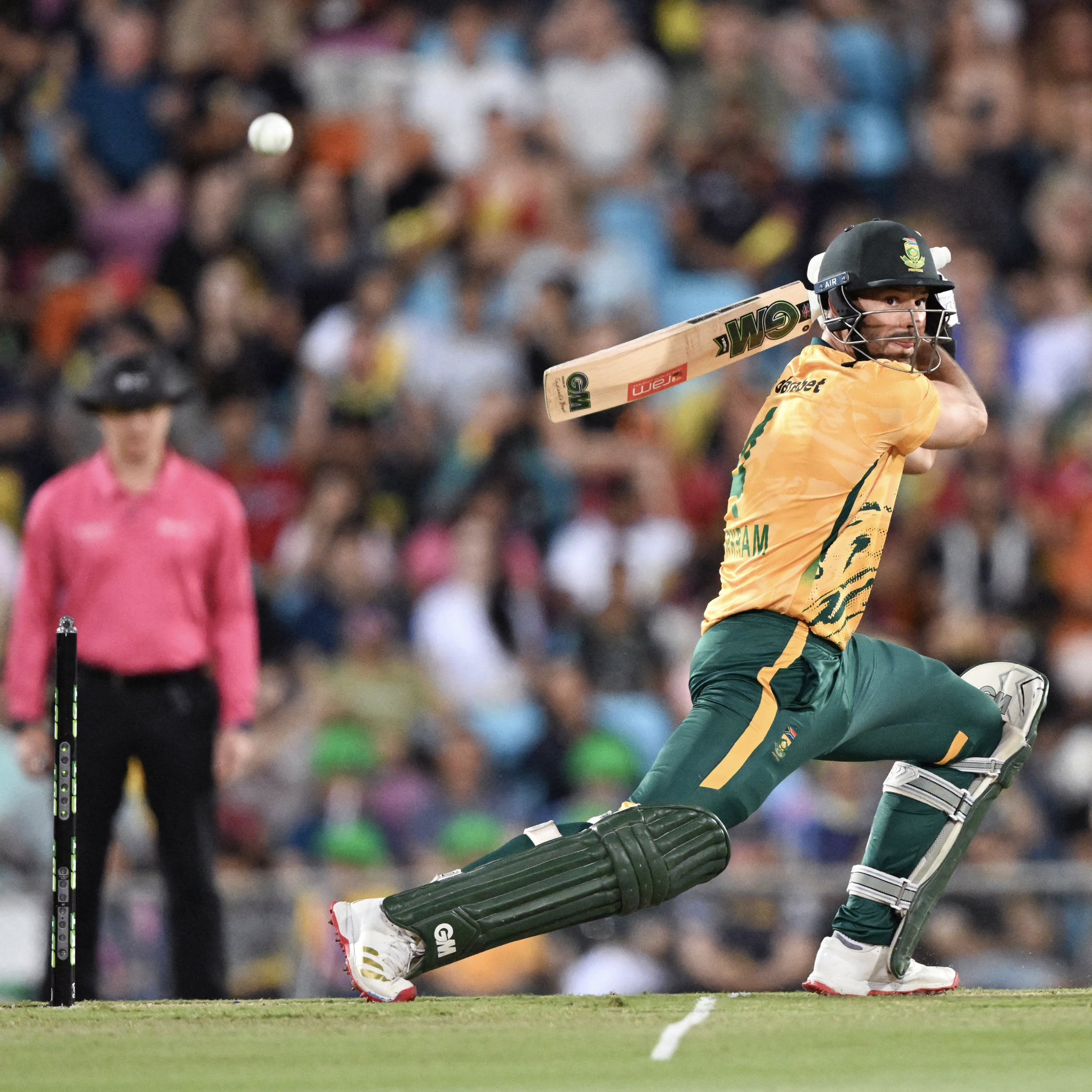 ऐडन मार्करम 10 रन बनाकर आउट हुए।