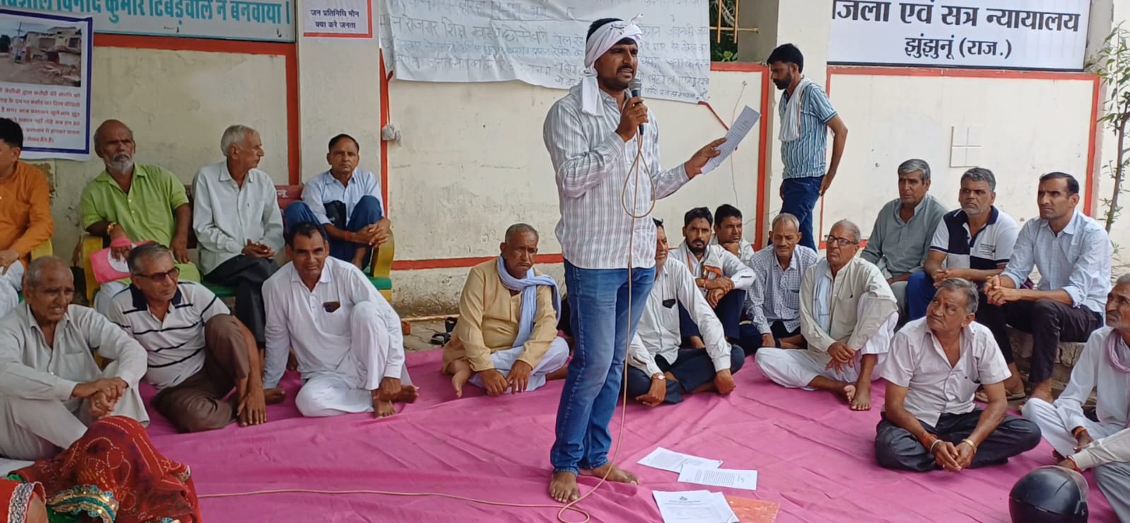 कलेक्ट्रेट गेट पर इकट्ठा बड़ी संख्या में ग्रामीण, 765 केवी ट्रांसमिशन लाइन के खिलाफ प्रदर्शन करते हुए।