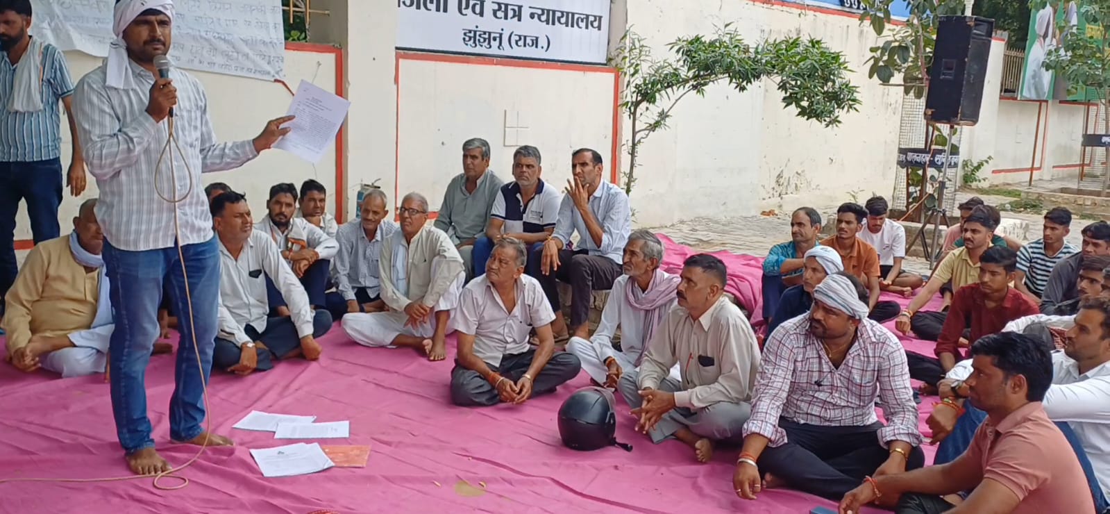 कलेक्ट्रेट परिसर में नारेबाजी करते नवलगढ़ विधानसभा क्षेत्र के किसान, हाथों में बैनर और तख्तियां लेकर जताया विरोध