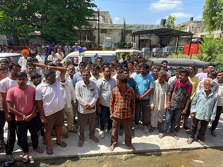 परिजन और ग्रामीणों ने मॉर्च्युरी के बाहर धरना दिया। हत्या का लगाया आरोप।