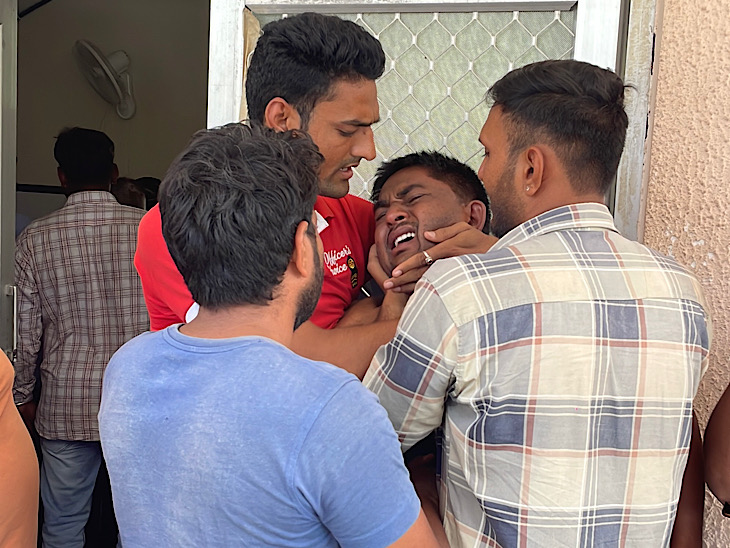 बिलखते भाई को ढांढस बंधाते गांव के लोग।