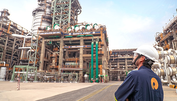 The Jamnagar refinery of Reliance Industries is the world's largest single-location oil refining complex. It is located in Jamnagar, Gujarat and can process 12.4 lakh barrels of crude oil every day.