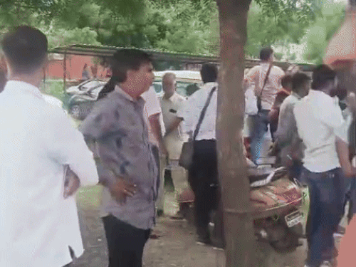 हेड कॉन्स्टेबल की मौत के मामले में आरके हॉस्पिटल की मॉर्च्युरी के बाहर राजपूत समाज के लोगों ने प्रदर्शन किया।