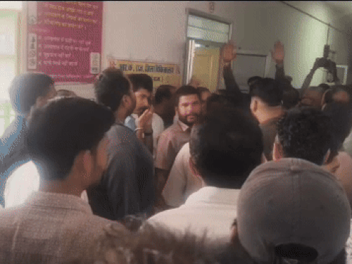 पहले दौर की वार्ता में सहमति नहीं बनने के बाद समाज के लोग आक्रोशित हो गए और पुलिस प्रशासन के खिलाफ जमकर नारेबाजी की।