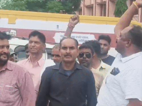 हेड कॉन्स्टेबल पूरण सिंह की मौत के मामले में राजपूत समाज के लोगों ने पुलिस प्रशासन के खिलाफ जमकर नारेबाजी की।
